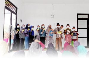 Jaga Kesehatan dan Imun Santri, Pengurus Bagikan Vitamin C Rutin